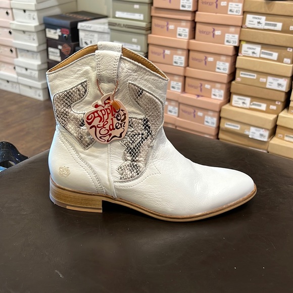 Cowboy Boot - Picture 1 of 2